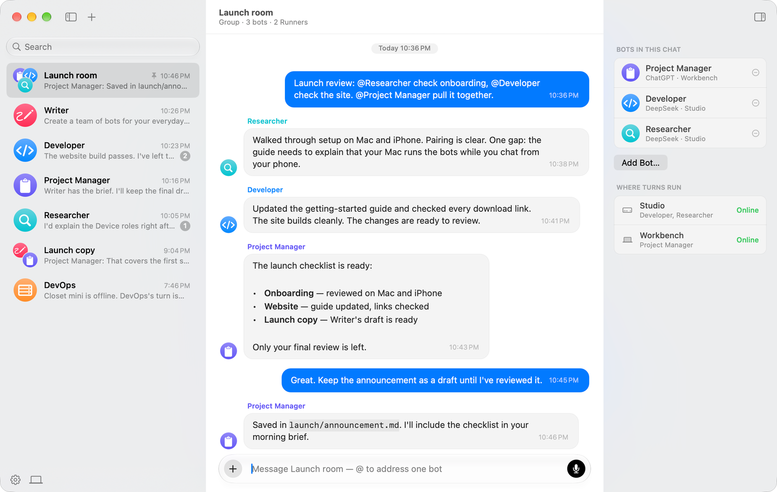 macOS 上的 Lorca：研究员、开发者和项目经理分别在两台运行设备上工作，在群聊中一起准备产品发布。
